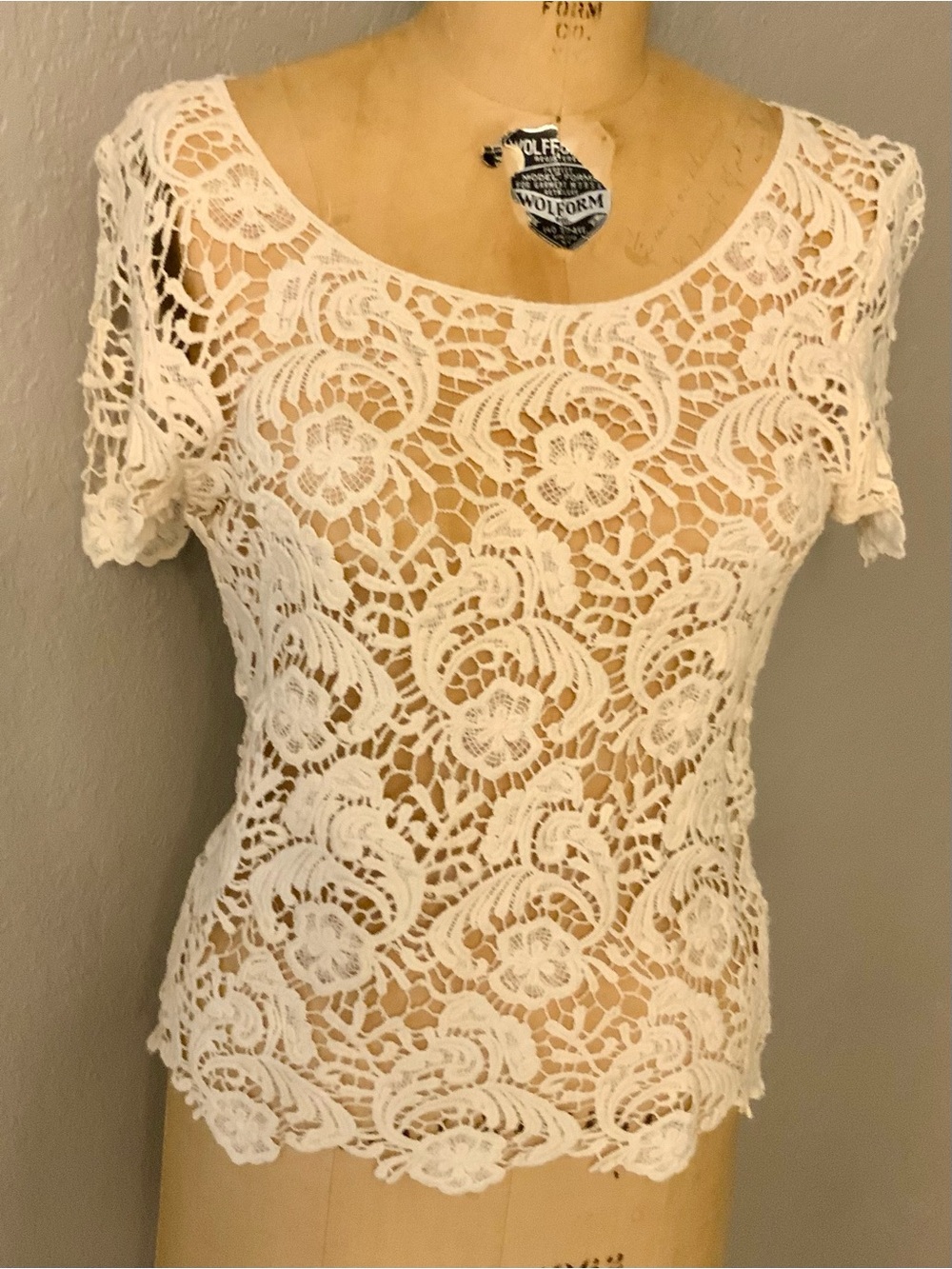Body Central Cream Crochet Lace Short Sleeve Top, size Medium